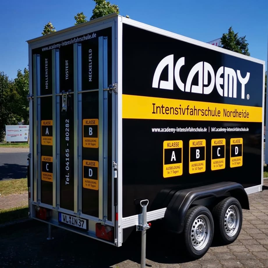 Koch Anhänger mit Rampe