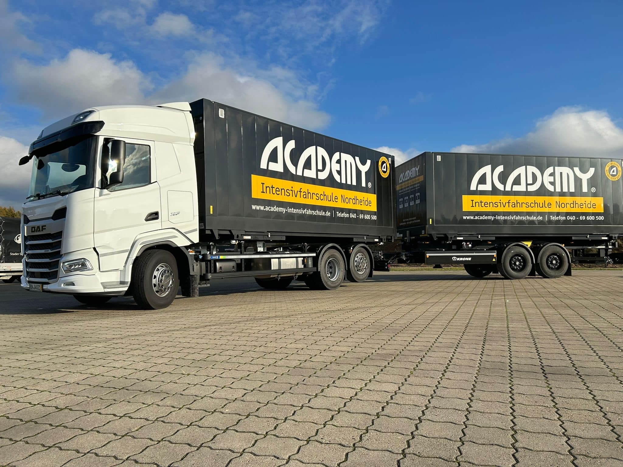 Krone Starrdeichsel mit Container